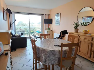 Coin salon dans l'établissement Appartement à Saint Jean de Monts avec Balcon et WIFI - FR-1-323-508