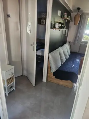 Coin salon dans l'établissement Mobil home 6 personnes