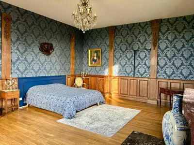 Un ou plusieurs lits dans un hébergement de l'établissement Château de la Pervenchère gîte Baroque