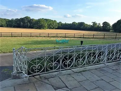 Jardin de l'établissement Château de la Pervenchère gîte Baroque