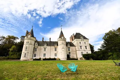 Jardin de l'établissement Château de la Pervenchère gîte Baroque