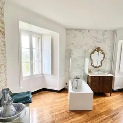 Coin salon dans l'établissement Château de la Pervenchère gîte Marin