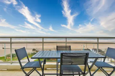 Vue générale sur la mer ou vue sur la mer prise depuis l'appartement