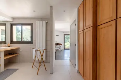 Cuisine ou kitchenette dans l'établissement LA BOUSSOLE- Wifi - Parking - Jardin