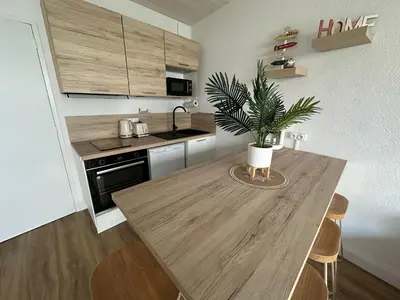 Cuisine ou kitchenette dans l'établissement La Dune, proche rue piétonne et plage