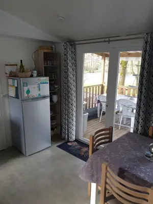 Cuisine ou kitchenette dans l'établissement Mobile home 6 personnes