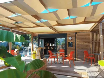 Coin salon dans l'établissement ZEcamping 4 sauna hammam et jacuzzi piscine couverte animaux acceptés