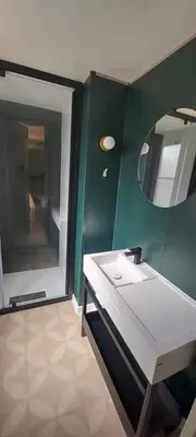 Salle de bains dans l'établissement ZEcamping 4 sauna hammam et jacuzzi piscine couverte animaux acceptés