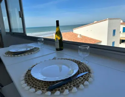 Vue générale sur la mer ou vue sur la mer prise depuis l'appartement