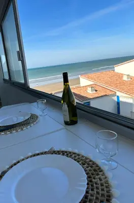 Vue générale sur la mer ou vue sur la mer prise depuis l'appartement