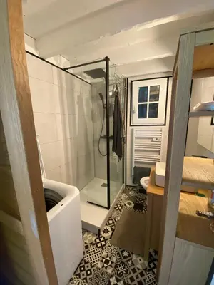 Salle de bains dans l'établissement Tiny House dans la verdure et le calme