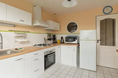 Cuisine ou kitchenette dans l'établissement La Merisolle - 850m mer - Wifi