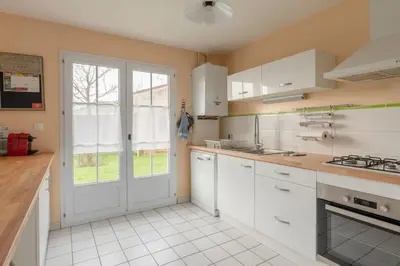 Cuisine ou kitchenette dans l'établissement La Merisolle - 850m mer - Wifi