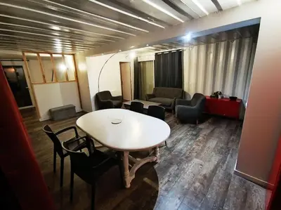 Coin salon dans l'établissement Gîtes de la Gare - Les conteneurs