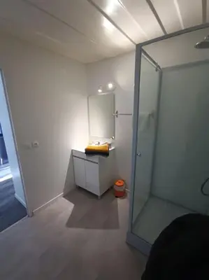 Salle de bains dans l'établissement Gîtes de la Gare - Les conteneurs