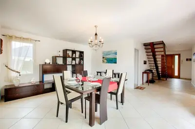 Coin salon dans l'établissement Havre de paix avec piscine pour 6 personnes