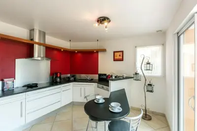 Cuisine ou kitchenette dans l'établissement Havre de paix avec piscine pour 6 personnes