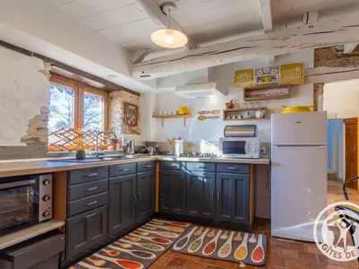 Cuisine ou kitchenette dans l'établissement Charmante maison en Anjou Bleu, 2 pers, terrasse, poêle à bois, équipements bébé, cuisine équipée - FR-1-622-72