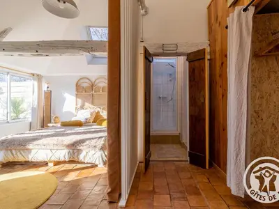 Un ou plusieurs lits dans un hébergement de l'établissement Charmante maison en Anjou Bleu, 2 pers, terrasse, poêle à bois, équipements bébé, cuisine équipée - FR-1-622-72