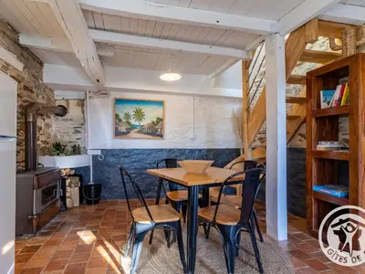 Coin salon dans l'établissement Charmante maison en Anjou Bleu, 2 pers, terrasse, poêle à bois, équipements bébé, cuisine équipée - FR-1-622-72