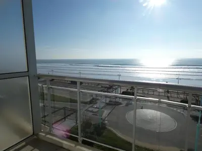 Vue générale sur la mer ou vue sur la mer prise depuis l'appartement