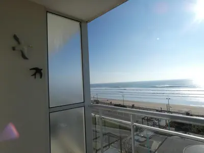Vue générale sur la mer ou vue sur la mer prise depuis l'appartement