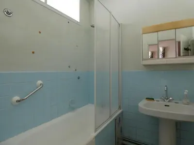 Salle de bains dans l'établissement Appartement 1 chambre avec vue mer pour 6 personnes - FR-1-323-307