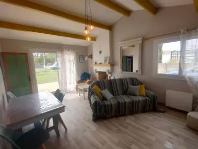 Coin salon dans l'établissement Maison rénovée 6 couchages, quartier calme près plage - FR-1-323-511
