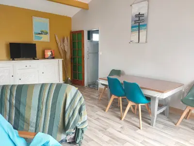 Télévision ou salle de divertissement dans l'établissement Maison rénovée 6 couchages, quartier calme près plage - FR-1-323-511