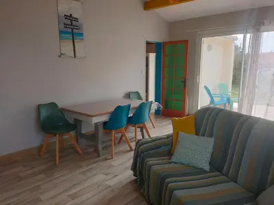 Coin salon dans l'établissement Maison rénovée 6 couchages, quartier calme près plage - FR-1-323-511