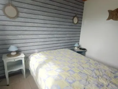 Un ou plusieurs lits dans un hébergement de l'établissement Maison rénovée 6 couchages, quartier calme près plage - FR-1-323-511
