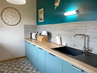 Cuisine ou kitchenette dans l'établissement Maison rénovée 6 couchages, quartier calme près plage - FR-1-323-511