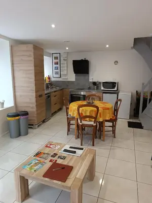 Télévision ou salle de divertissement dans l'établissement Au coin de la rue