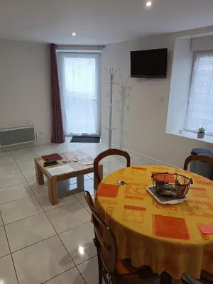 Télévision ou salle de divertissement dans l'établissement Au coin de la rue
