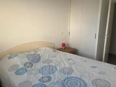 Un ou plusieurs lits dans un hébergement de l'établissement Appartement duplex face mer avec piscine, quartier Golf, 2 chambres, 2 salles d'eau, parking privé - FR-1-323-513