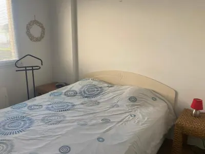 Un ou plusieurs lits dans un hébergement de l'établissement Appartement duplex face mer avec piscine, quartier Golf, 2 chambres, 2 salles d'eau, parking privé - FR-1-323-513