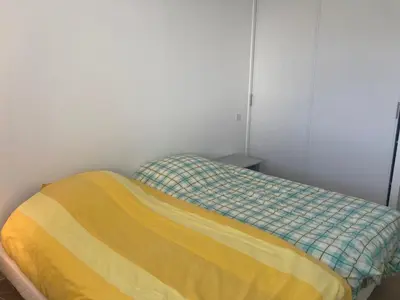 Un ou plusieurs lits dans un hébergement de l'établissement Appartement duplex face mer avec piscine, quartier Golf, 2 chambres, 2 salles d'eau, parking privé - FR-1-323-513