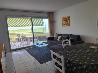Coin salon dans l'établissement Appartement duplex face mer avec piscine, quartier Golf, 2 chambres, 2 salles d'eau, parking privé - FR-1-323-513