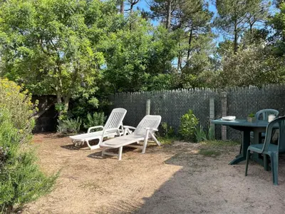 Jardin de l'établissement Maison de vacances avec piscine, terrasse et coin détente en forêt, proche plage! - FR-1-323-486
