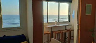 Vue générale sur la mer ou vue sur la mer prise depuis l'appartement