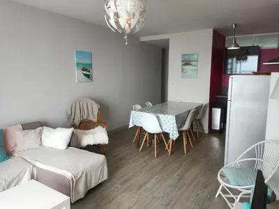 Cuisine ou kitchenette dans l'établissement Appartement cosy rénové vue mer, proche plage et animations - FR-1-323-472