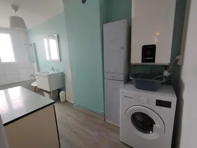 Cuisine ou kitchenette dans l'établissement Appartement cosy rénové vue mer, proche plage et animations - FR-1-323-472