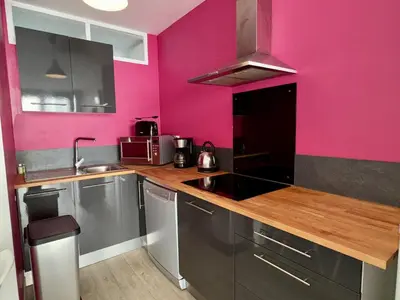 Cuisine ou kitchenette dans l'établissement Appartement cosy rénové vue mer, proche plage et animations - FR-1-323-472