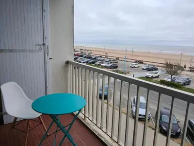 Vue générale sur la mer ou vue sur la mer prise depuis l'appartement