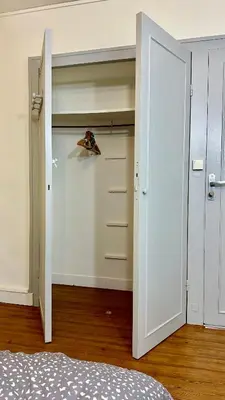 Un ou plusieurs lits dans un hébergement de l'établissement LE BORD DE LA LOIRE - chambre avec salle de bains commune