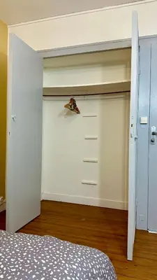 Un ou plusieurs lits dans un hébergement de l'établissement LE BORD DE LA LOIRE - chambre avec salle de bains commune