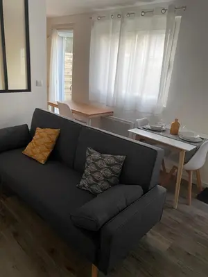 Coin salon dans l'établissement Studio neuf avec jardin privatif
