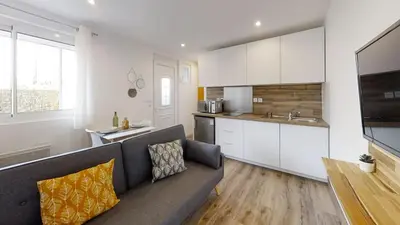 Cuisine ou kitchenette dans l'établissement Studio neuf avec jardin privatif
