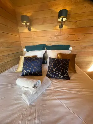Un ou plusieurs lits dans un hébergement de l'établissement La Cabane dans les Arbres - Les Pieds dans le Pré
