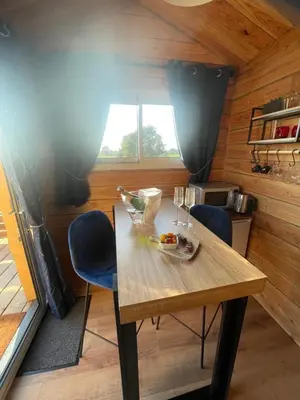 Coin salon dans l'établissement La Cabane dans les Arbres - Les Pieds dans le Pré